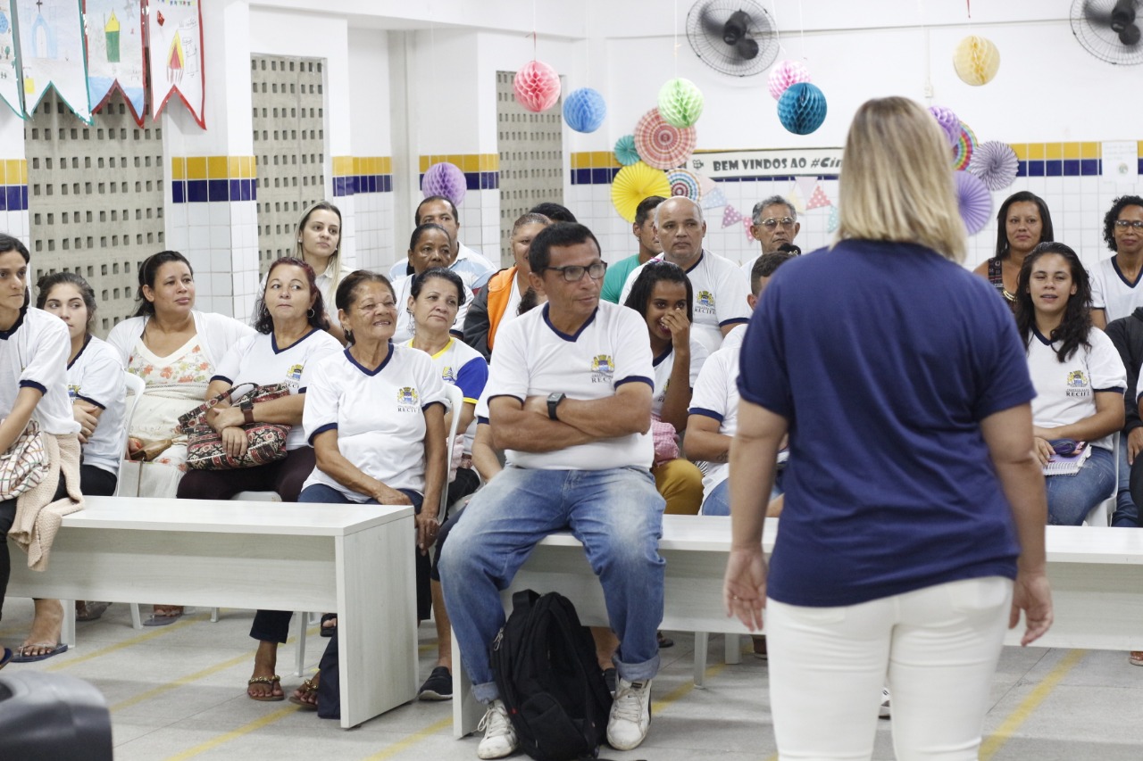 Alunos da Educação de Jovens e Adultos do Recife têm aulas remotas pelo rádio Frei Caneca FM